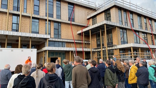 Foran byggeriet for den nye skole Lysningen i Overlund.  Arkitekturens Dag.