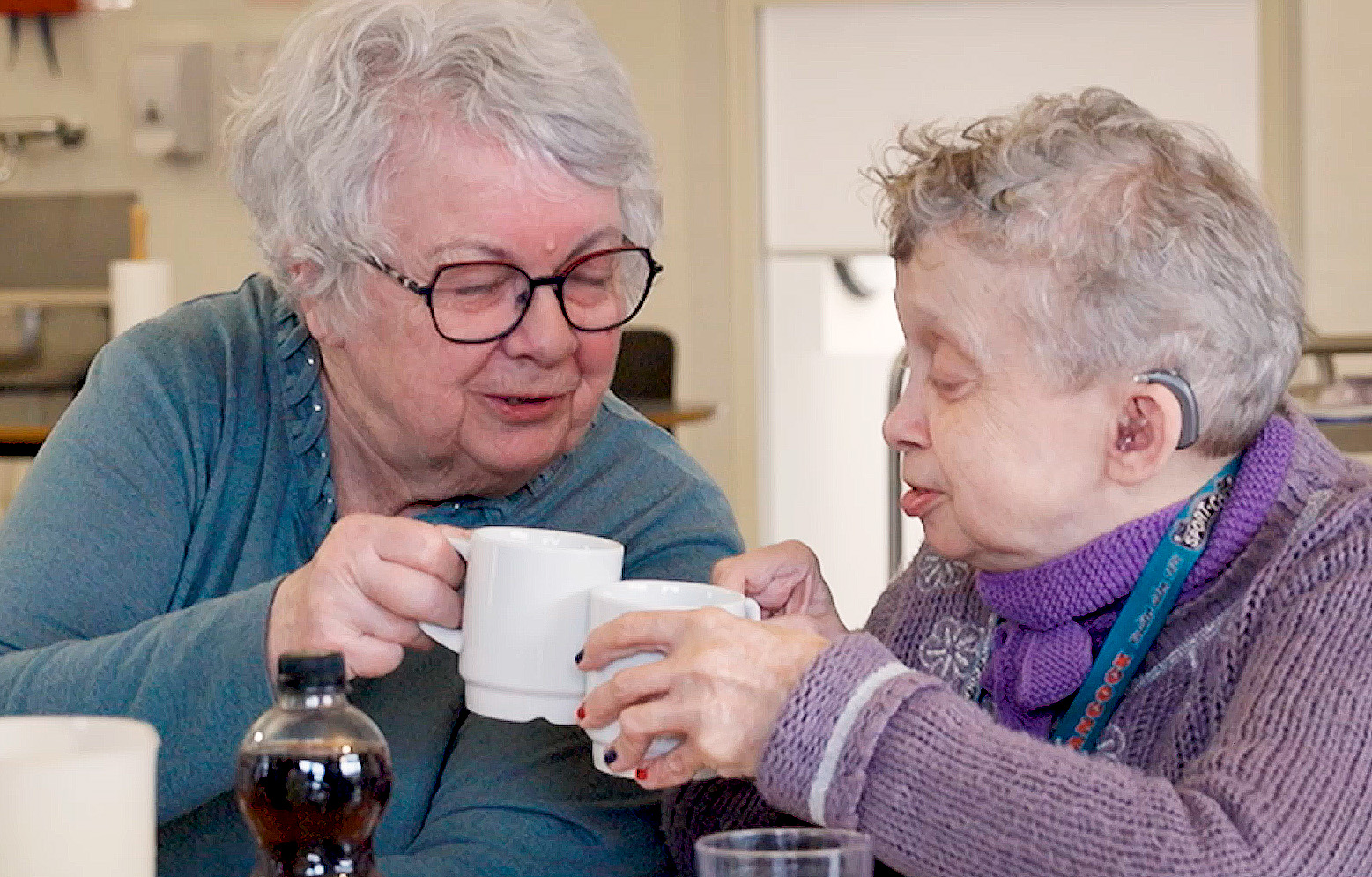 En frivillig drikker kaffe med en borger på socialområdet